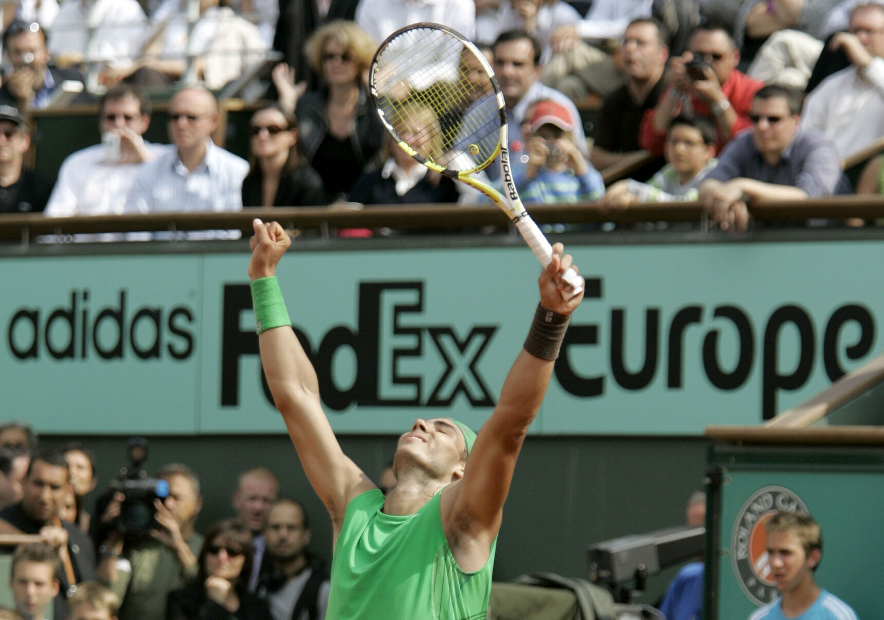 2008: Rafael Nadal wins his fourth consecutive French Open title in rout